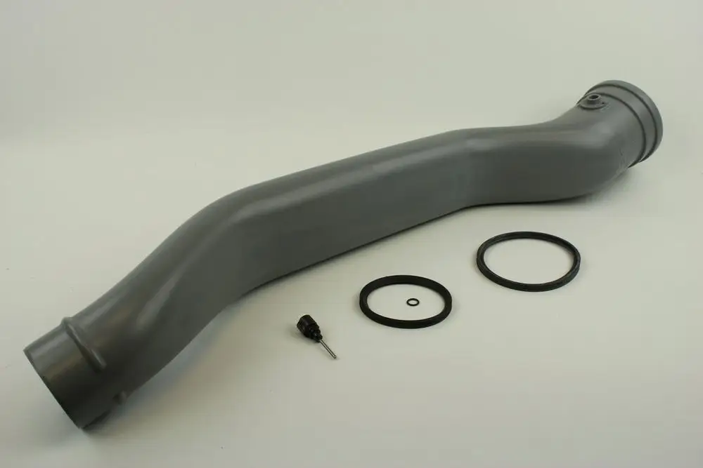 Graues Abgasrohr von Bosch, gebogenes Design mit zwei O-Ringen und einem kleinen Bauteil. Klarer Hintergrund.